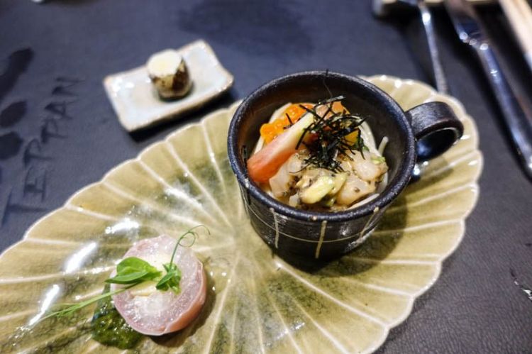 teppanyaki tallerkenrist japansk madlavning eksotiske retter skaldyr fisk smukt præsenteret kok