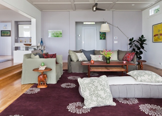moderne stue tæppe lilla blomstermønster grå sofa