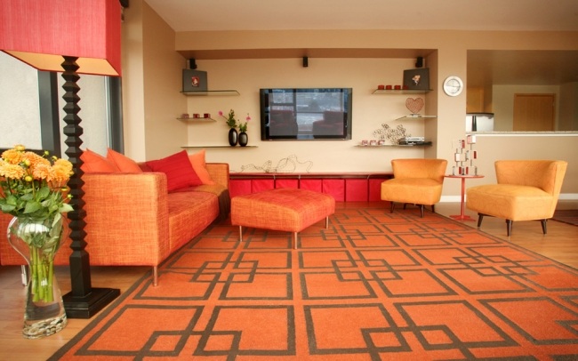 moderne stue orange mønster tæppe glas hylder væg -tv