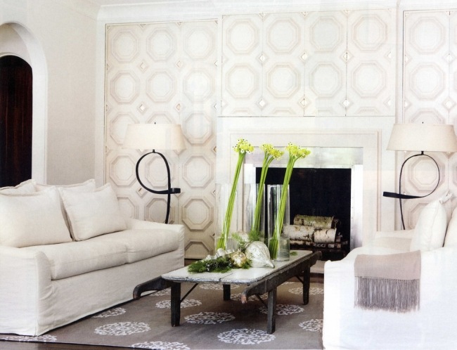 stue hvide sofaer pejs træ gammelt sofabord blomster vægdekoration