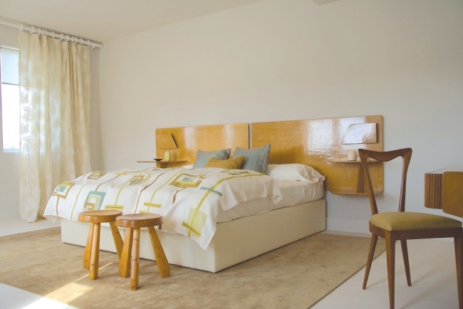 soveværelse retro lyst træ beige tæppe hovedgærde