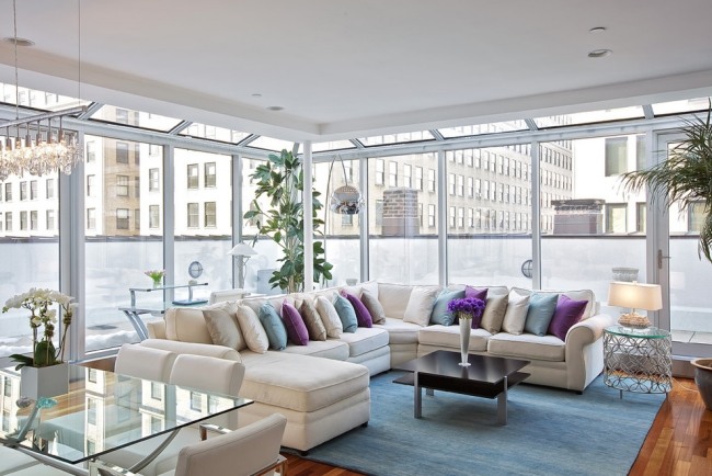 moderne by lejlighed møbler creme siddeområde blå tæppe ruder