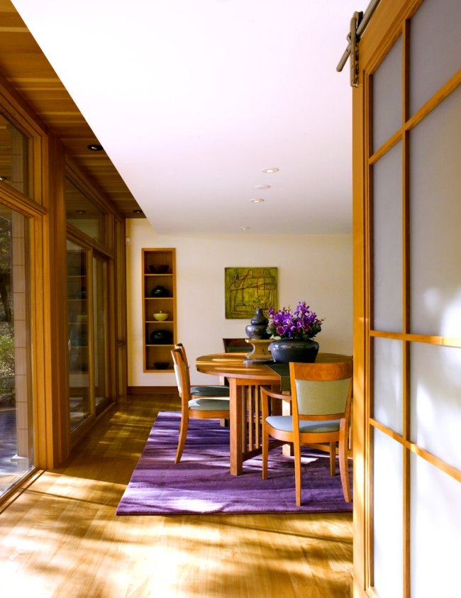 moderne hus spisestue trægulv lilla tæppe træstole