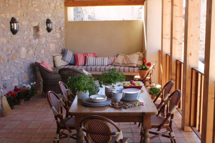 terrasse design spisebord middelhavs sofa lounge stenmur