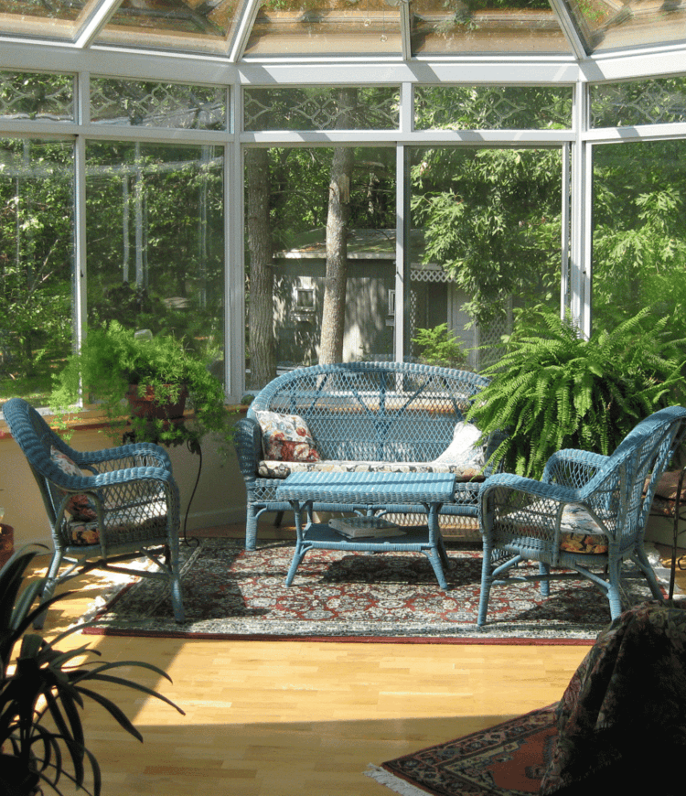 terrasse design solrig vinterhave idé blå kurvemøbler orienteret tæppe