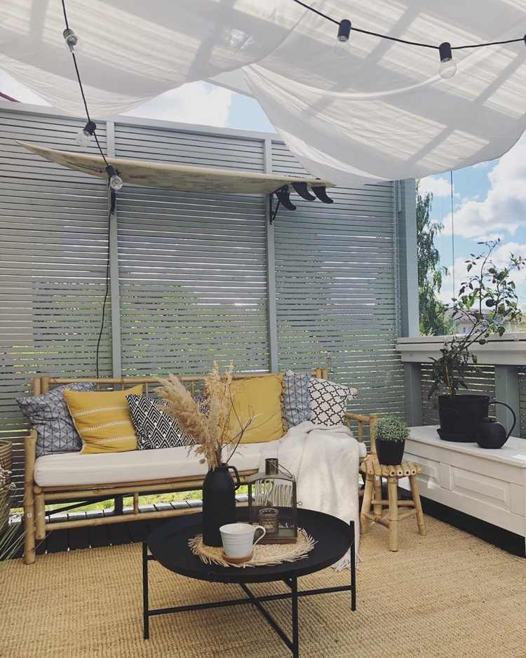 Boho -terrasse med bambusmøbler får en sart flair