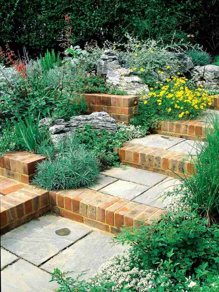 Landskabspleje i haven med trapper i mursten og natursten med grønne planter