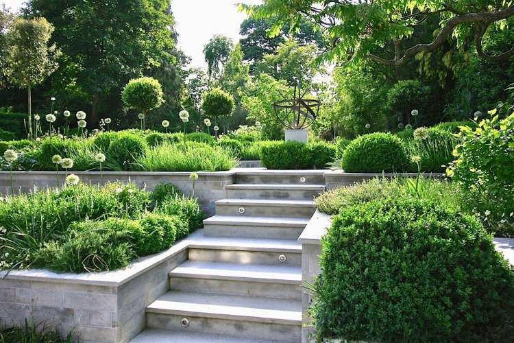 habetrapper i beton med ledbelysning som terrasse med trin, der fører til haven, moderne design