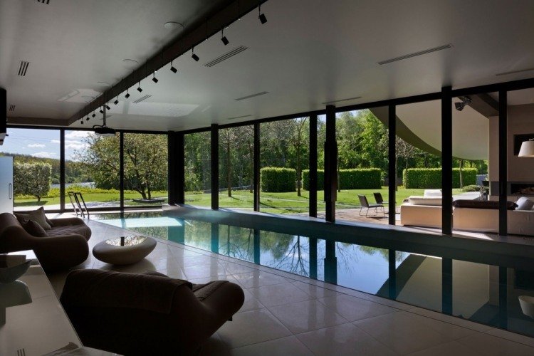 moderne-arkitektur-hus-interiør-pool-ruder-luksus-wellness