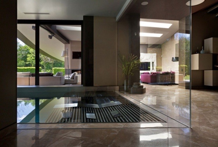 moderne-arkitektur-hus-interiør-pool-glas væg-stue-luksus