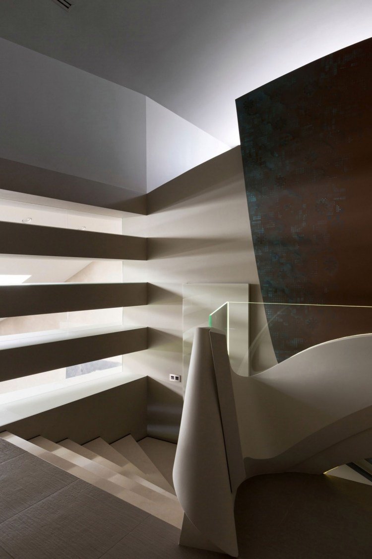 moderne-arkitektur-hus-interio-inde-trappe-lys-shclitze-buet-form