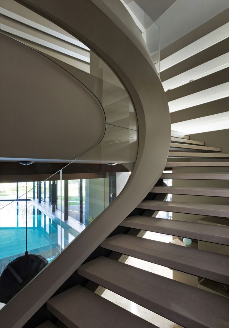 moderne-arkitektur-hus-interiør-trapper-buet-form-design-glasrækværk
