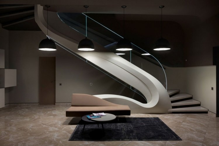 interiør-trappe-buet-moderne-design-moderne-gang