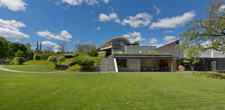Terrasse og have -moderne-arkitektur-landskab-hus-græsplæne-grøn-natur