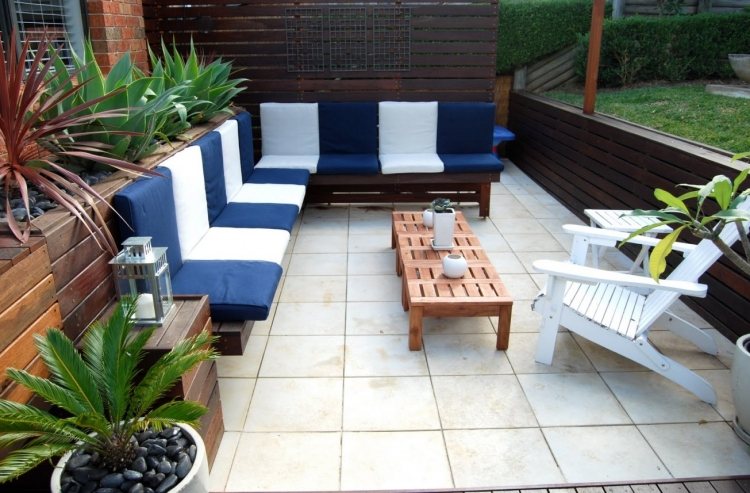 terrasse-design-2015-ideer-deco-hjørne-siddepladser-træ-privatliv-skærm-fliser-græsplæne