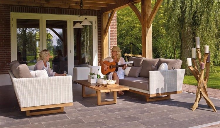 Terrasse design-hvid-poly rotting-sofaer-træ-taupe-sædehynder