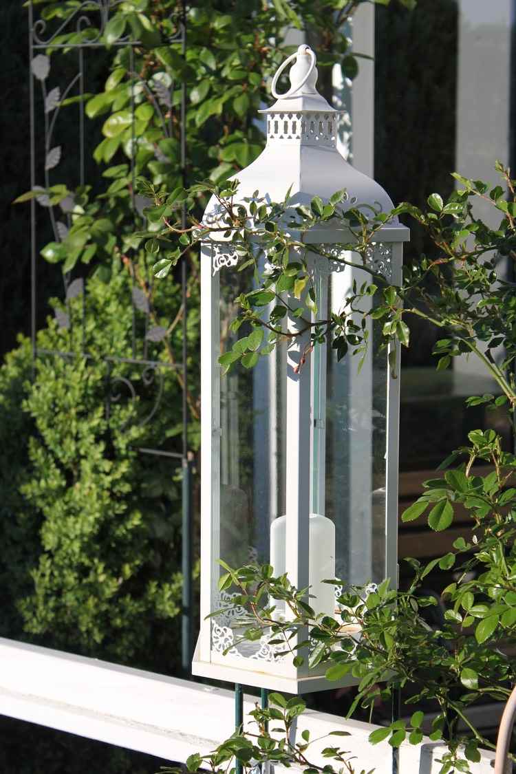 terrasse-dekoration-stearinlys-lanterne-udvendig-hvid-metal