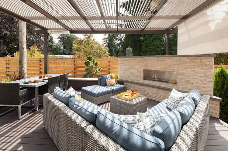 Terrasse design moderne og hyggeligt med stue og spiseplads