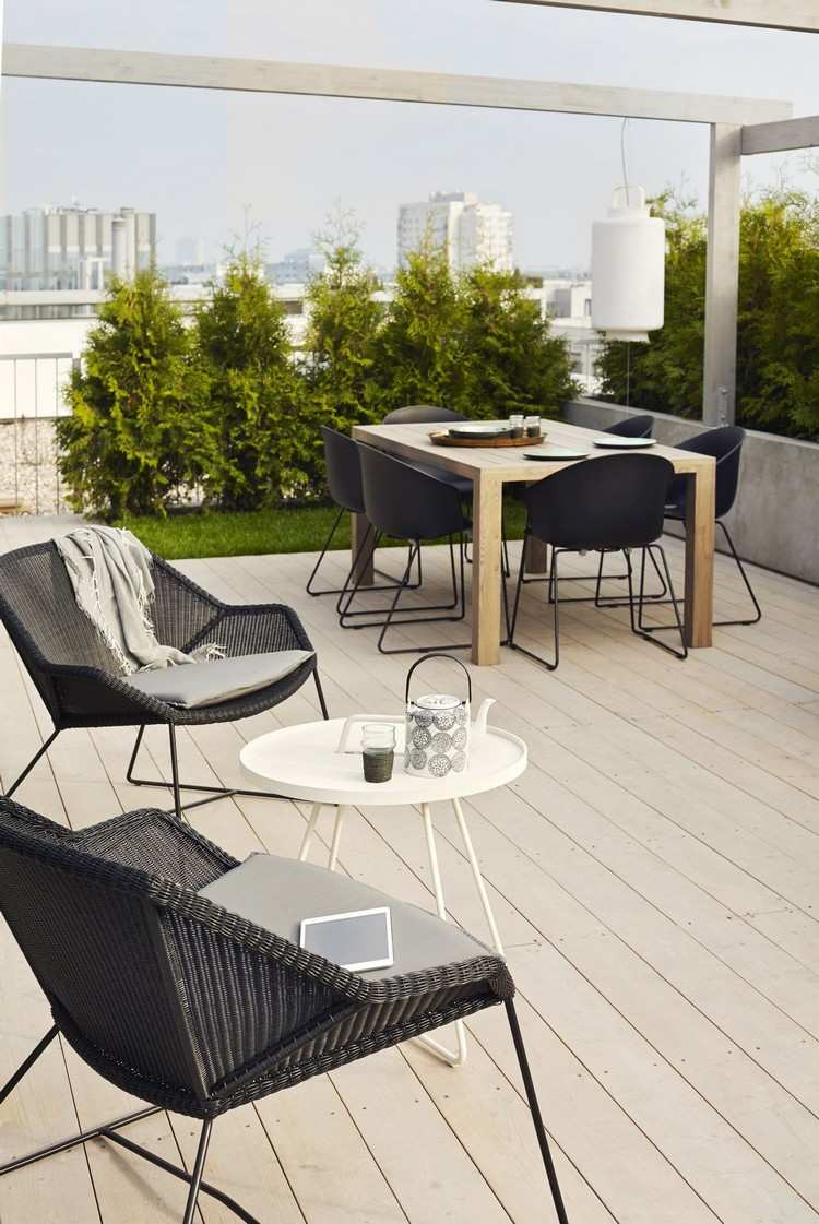 Terrassedesign i moderne stil med spiseplads og lille stue