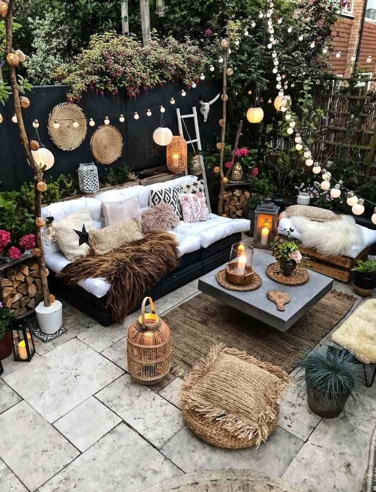 Hyggelig terrasse i baghaven i boho chic stil