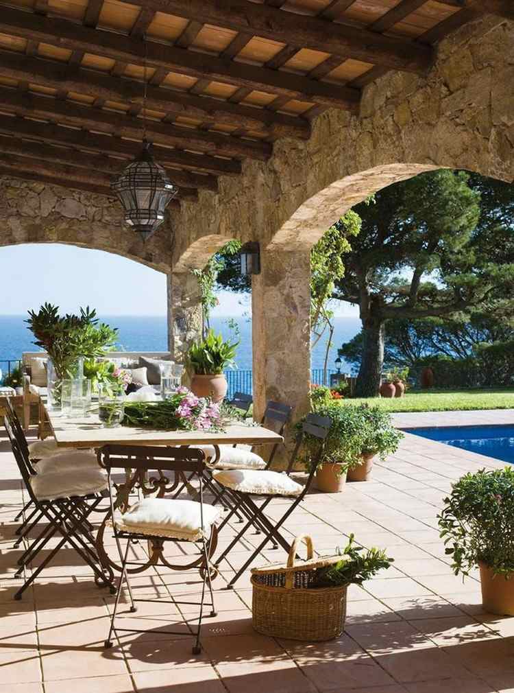 Terrasse design ideer Middelhavsmøbler lavet af smedejernspande lavet af ler
