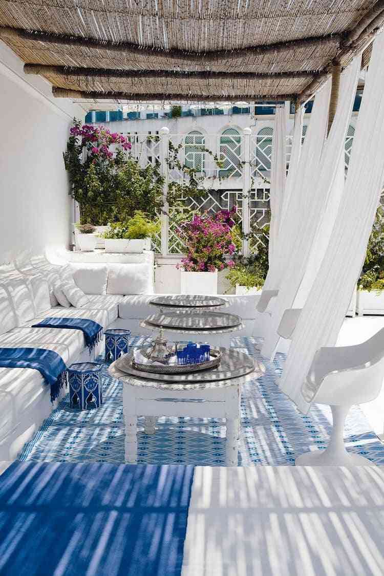 Feriestemning på terrassen med hvide møbler og blå accenter