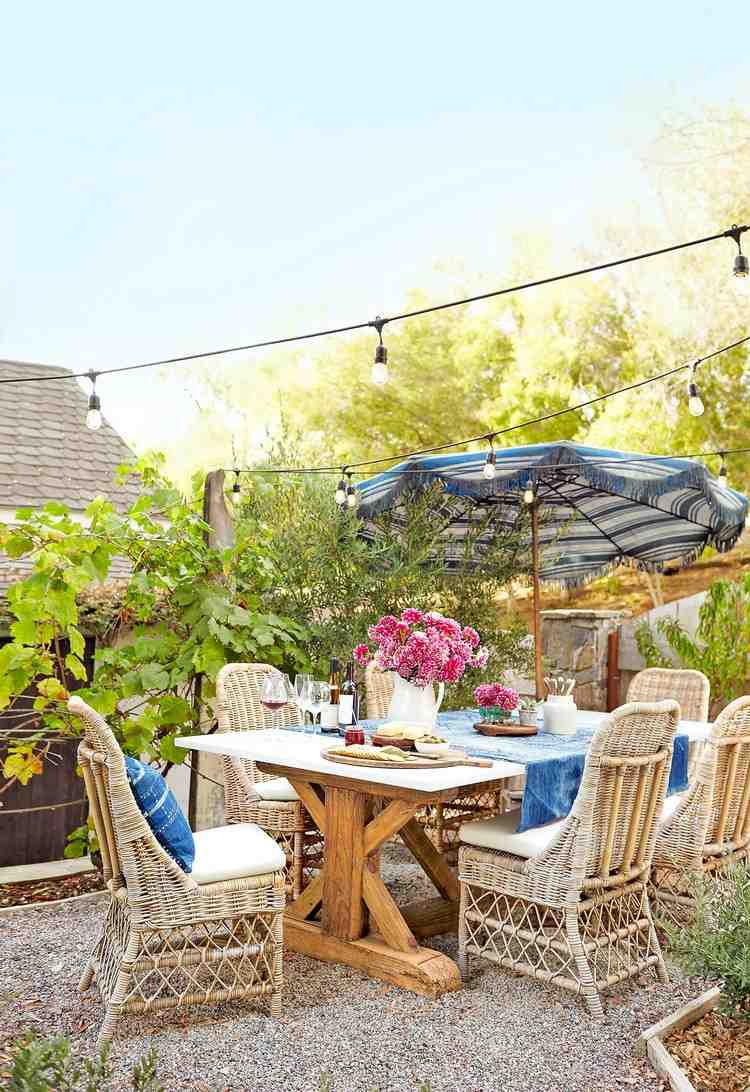 Lille terrasse med spisestue design stole fra flettet træbord
