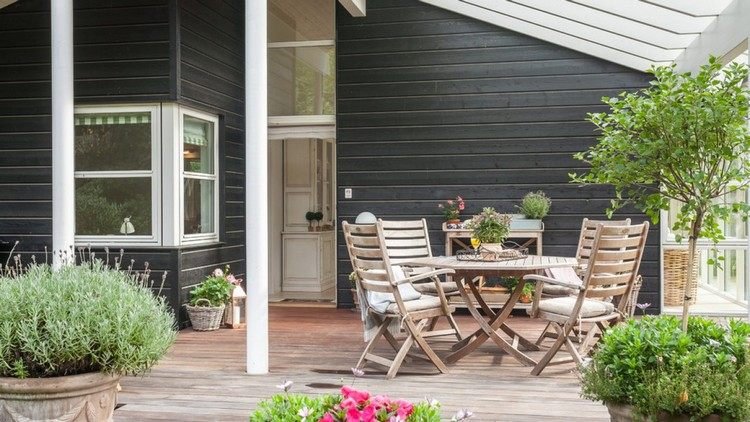 Terrasse design ideer med spiseplads rundt spisebord lavet af vejrbestandigt træ