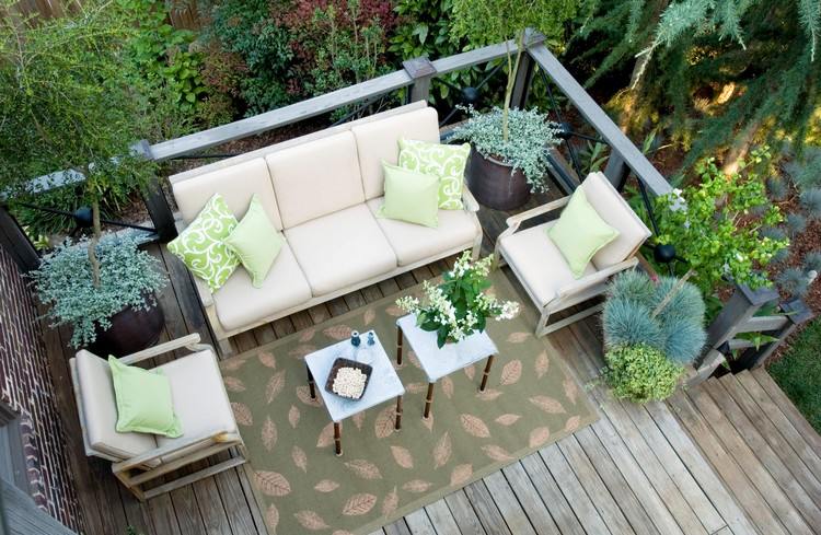 Ideer til terrassedesign med en udendørs lounge med grønne accenter