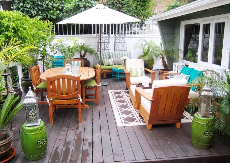 Lille terrasse med stue og spiseplads