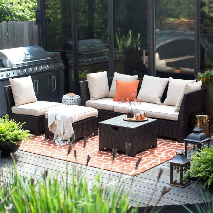Design terrassen med en grillplads og loungeområde