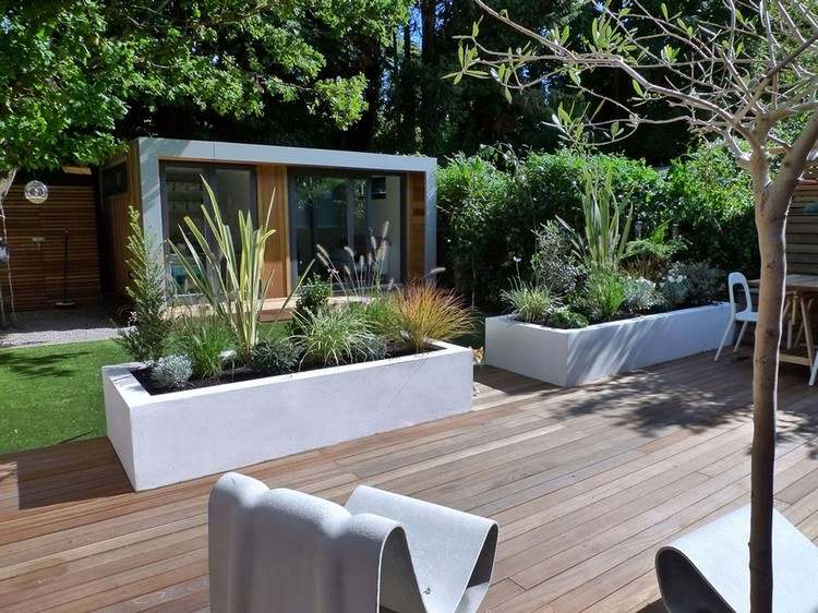 Højbede med prydplanter som dekoration til den moderne terrasse