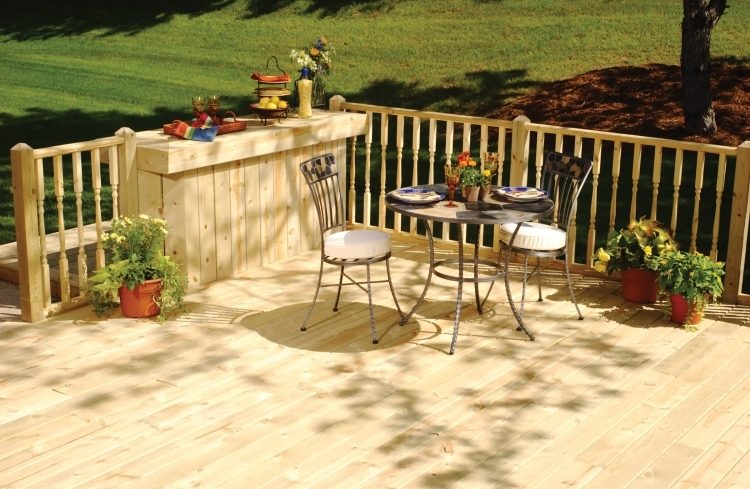 Terrasse design-træ-ideer-solrige-hjørne-stole-bord-jern-sidebord
