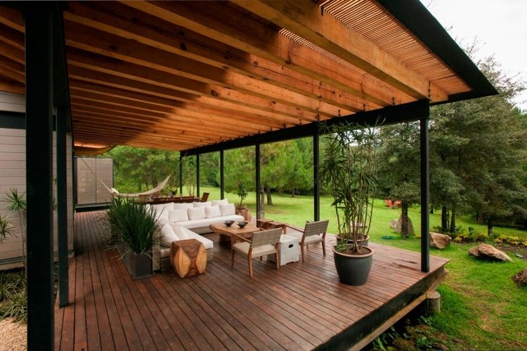Terrasse design-træ-ideer-tagdækning-pergola-have-siddepladser-hjørne-polstrede puder