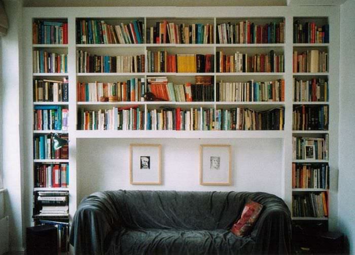 مكتبة صغيرة فوق الأريكة في غرفة المعيشة