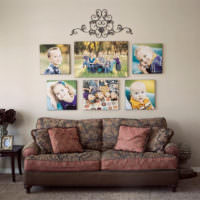 صور عائلية فوق الأريكة في غرفة المعيشة
