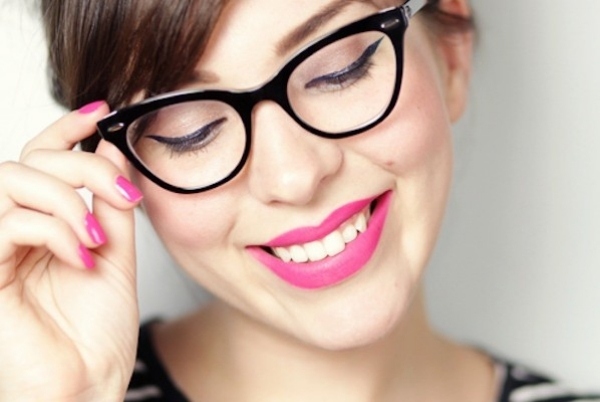 pink-lipgloss-sort-eyeliner-øje-fremhævende-briller