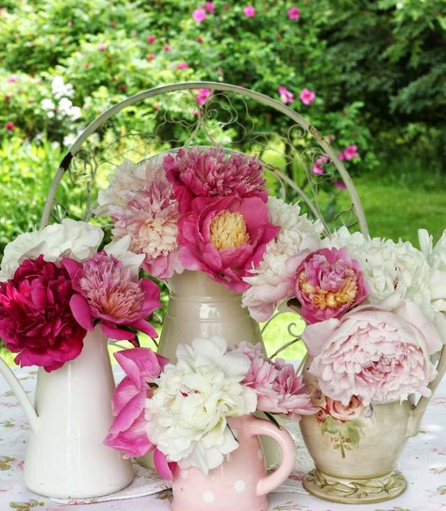 Vandkande vaser bord blomsterarrangementer vintage stil