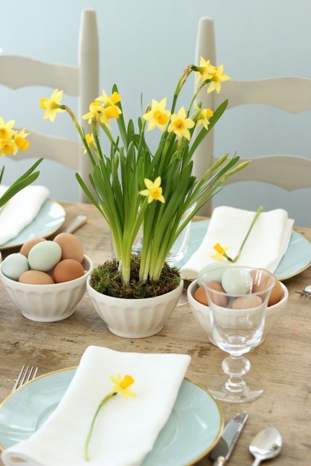 Påskebord dekorere buket gule påskeliljer blomsterpotte borddekoration