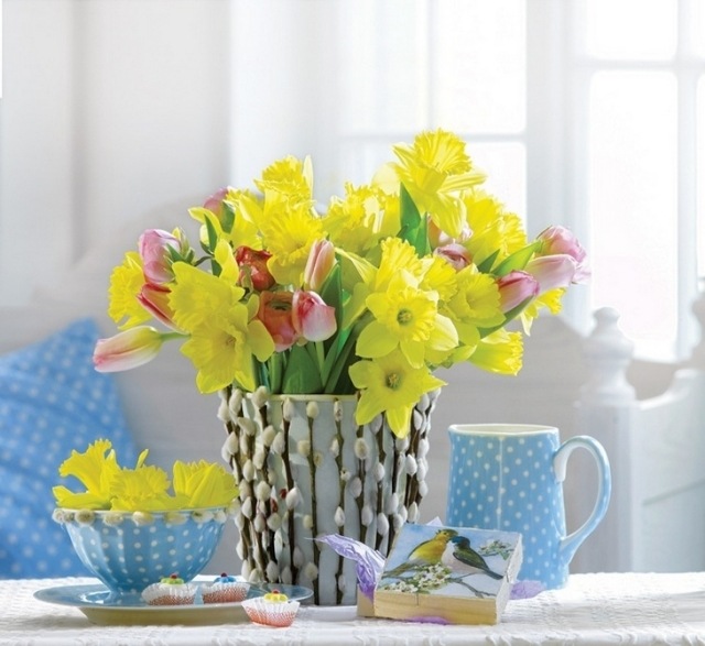 Forårsblomster gul buket velduftende blomster-påskeliljer vase