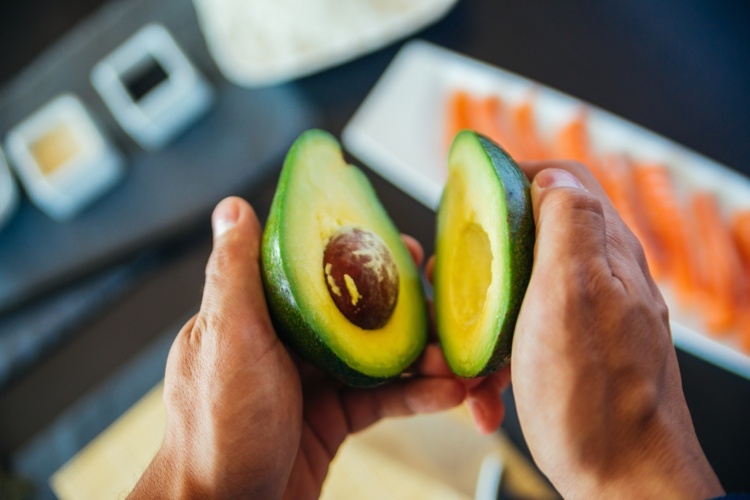 Frys avocadoen - skær den i halve og fjern stenen