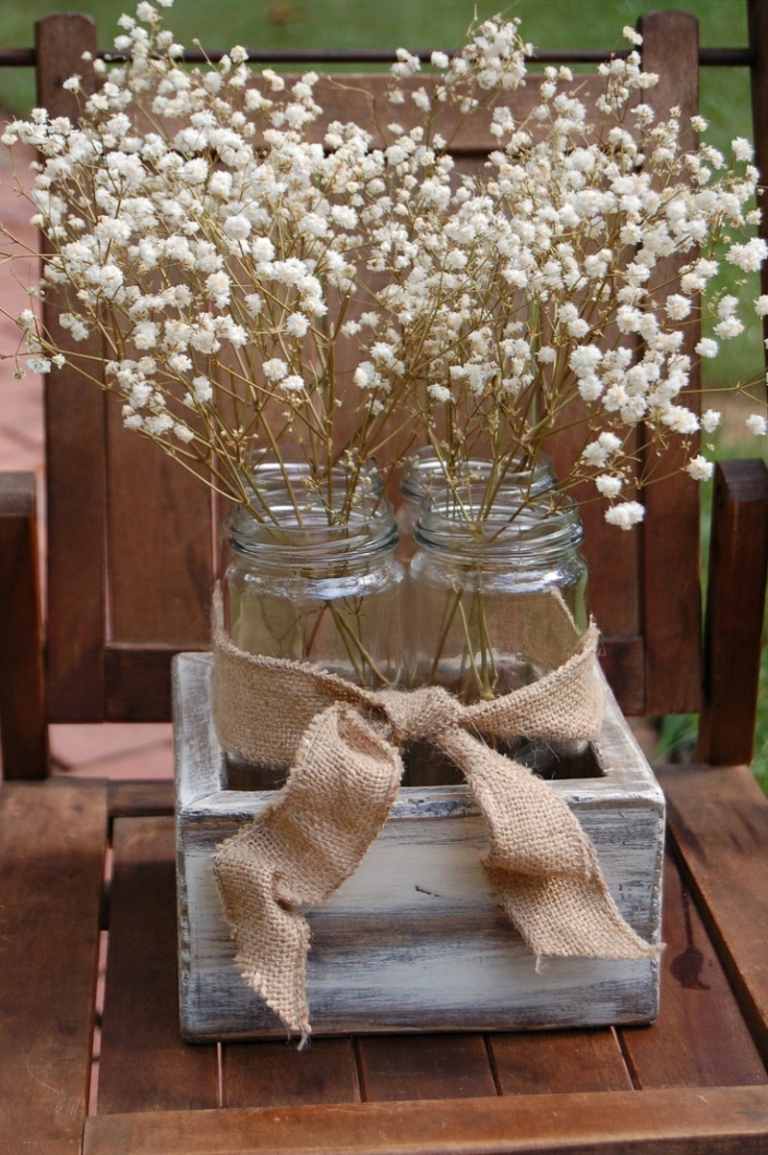 borddæksel med burlap loop idé hvide blomster mason krukker æske træ