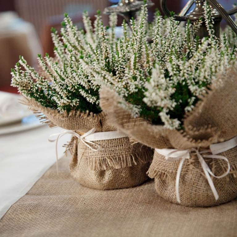 borddække burlap blomster indpakning idé rustikt bånd hvidt
