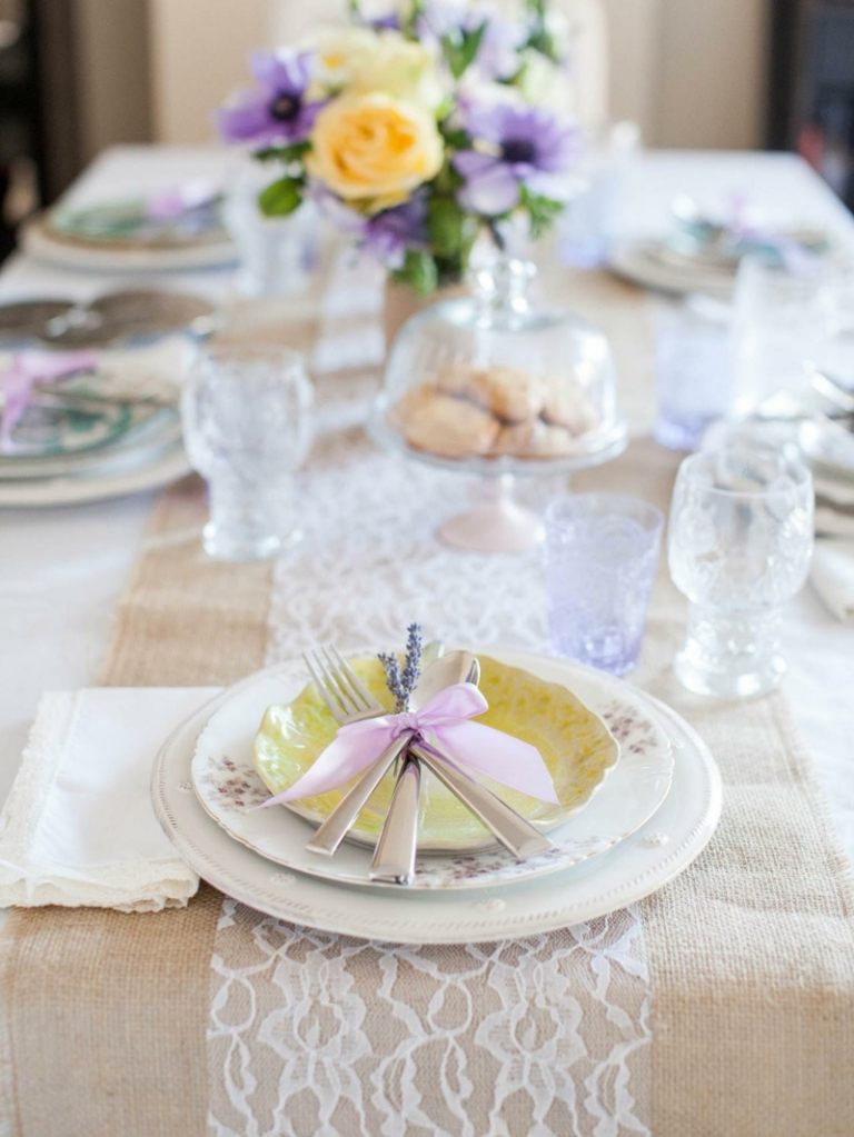 borddække burlap romantisk forårsbord dekorationer blonder bordløber service