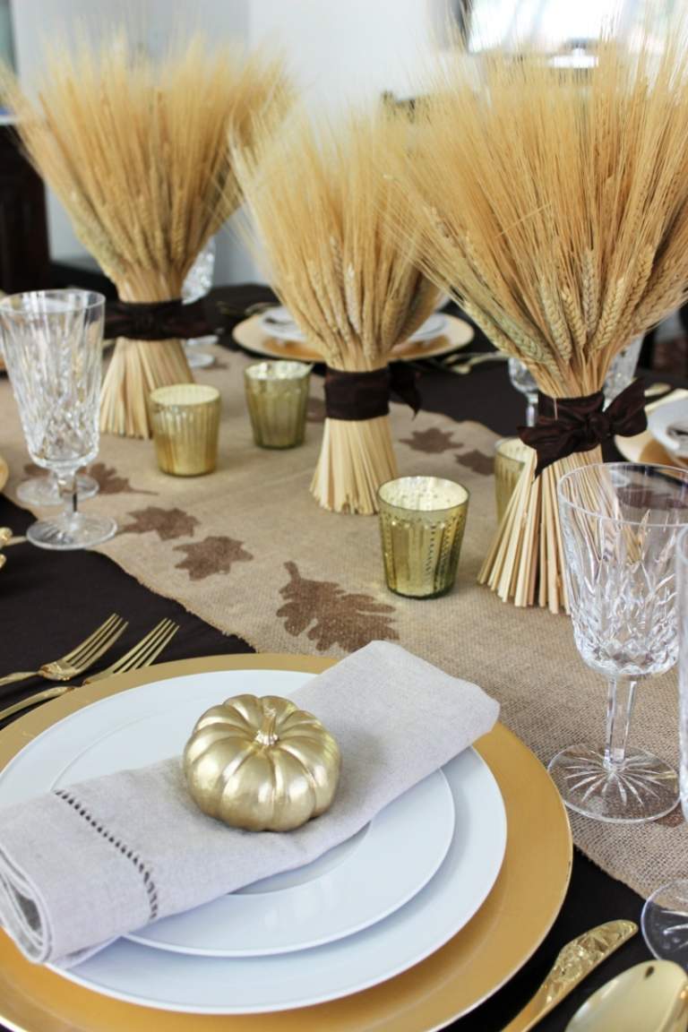 borddækning høst tema hvede strudse plade guld græskar lanterner