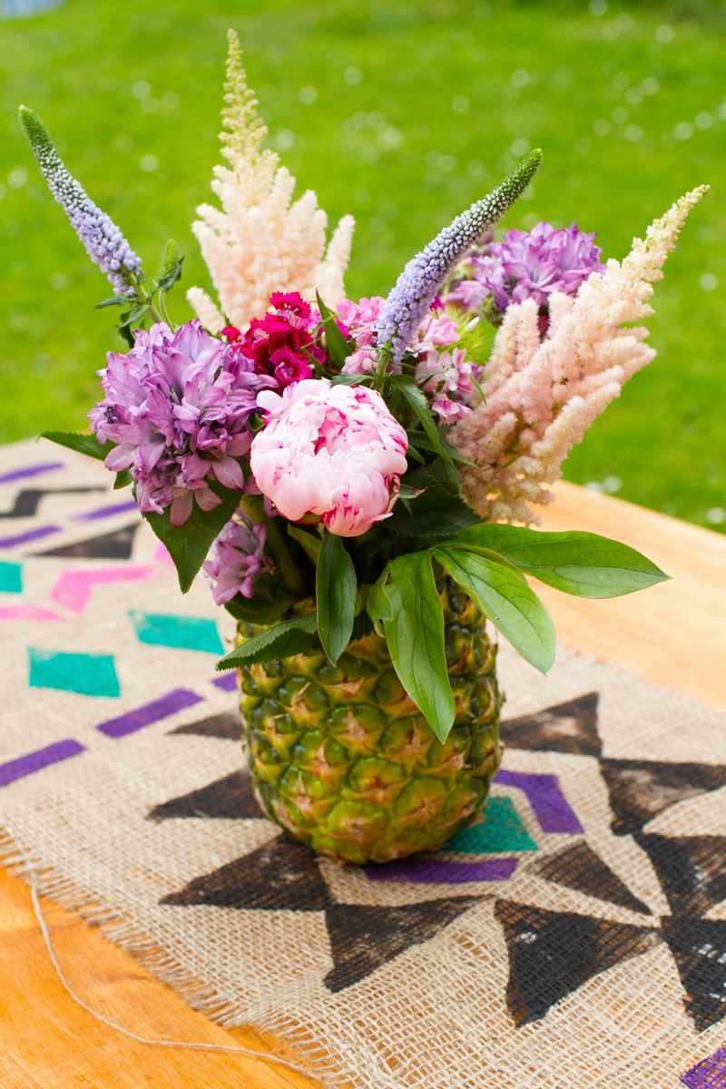 borddække burlap farverig idémaling aztec mønster ananas vase forårsblomster