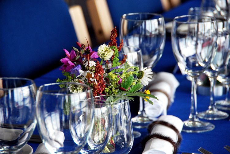 borddekoration-grill-have-marineblå-dug-wildflower-vase