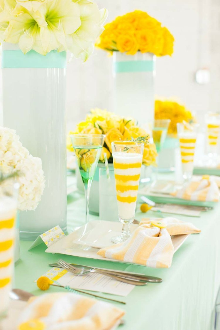 bordpynt til bryllup gule striber blomster bordservice