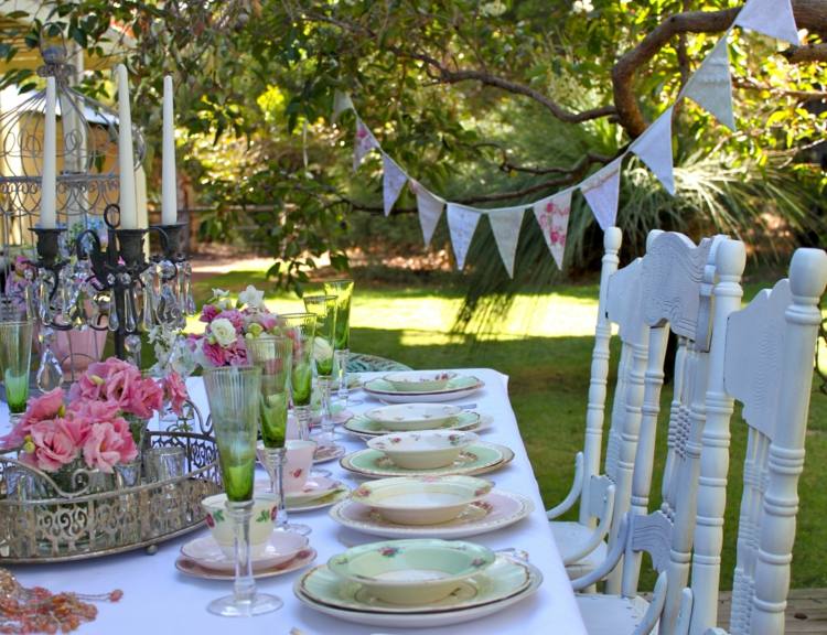 bordpynt til bryllup vintage stil træstole lysestage krans