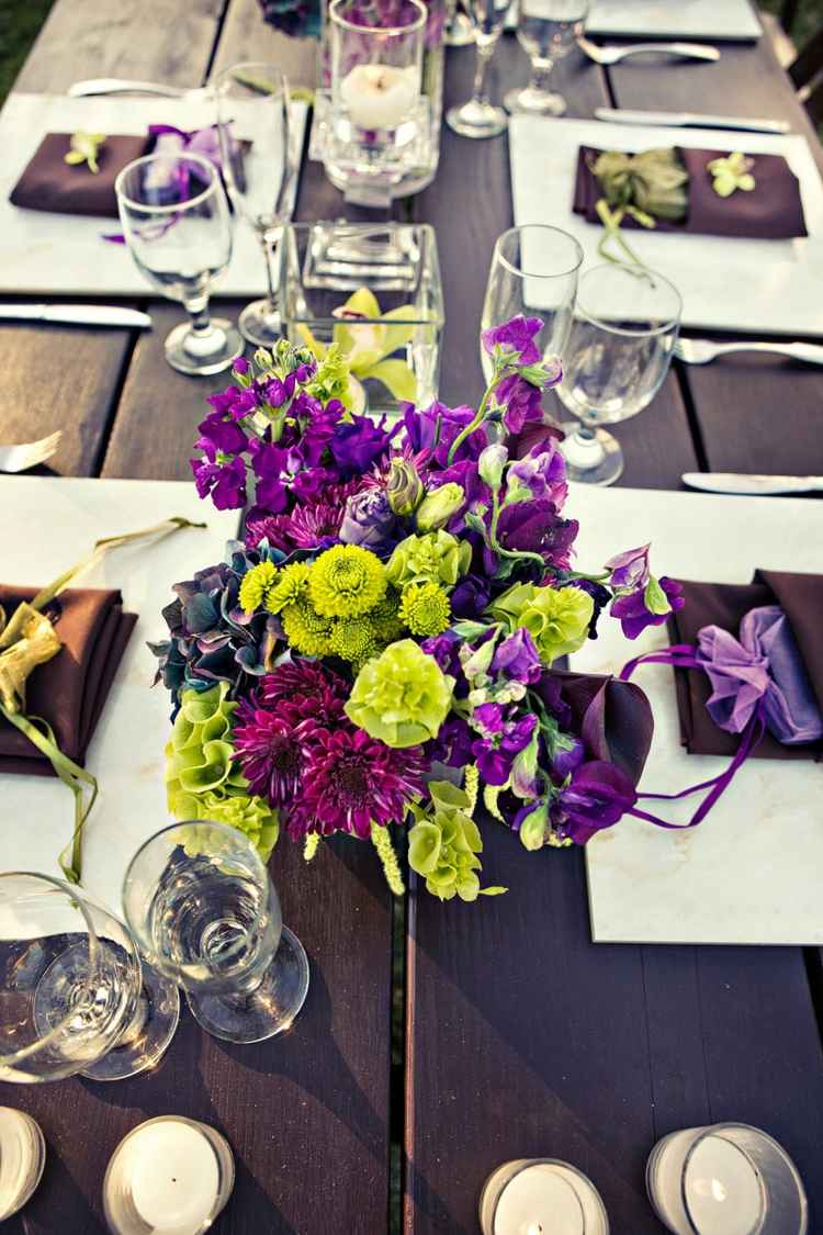borddekoration til bryllup blomsterarrangement lilla grønt træbord